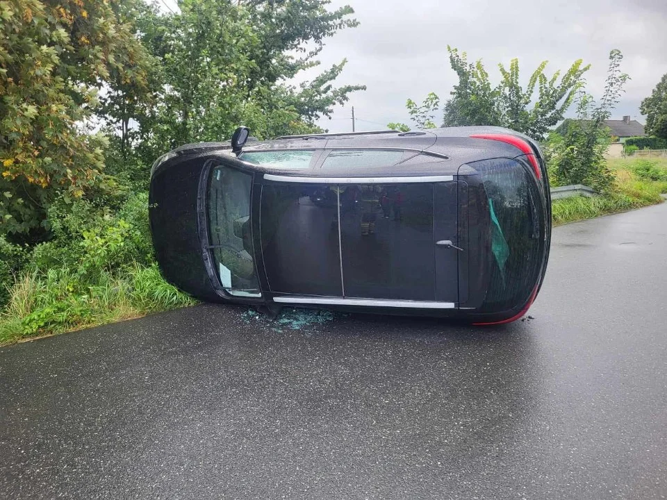 Auto w Kajewie przewróciło się na bok. Podróżowały nim trzy osoby - Zdjęcie główne