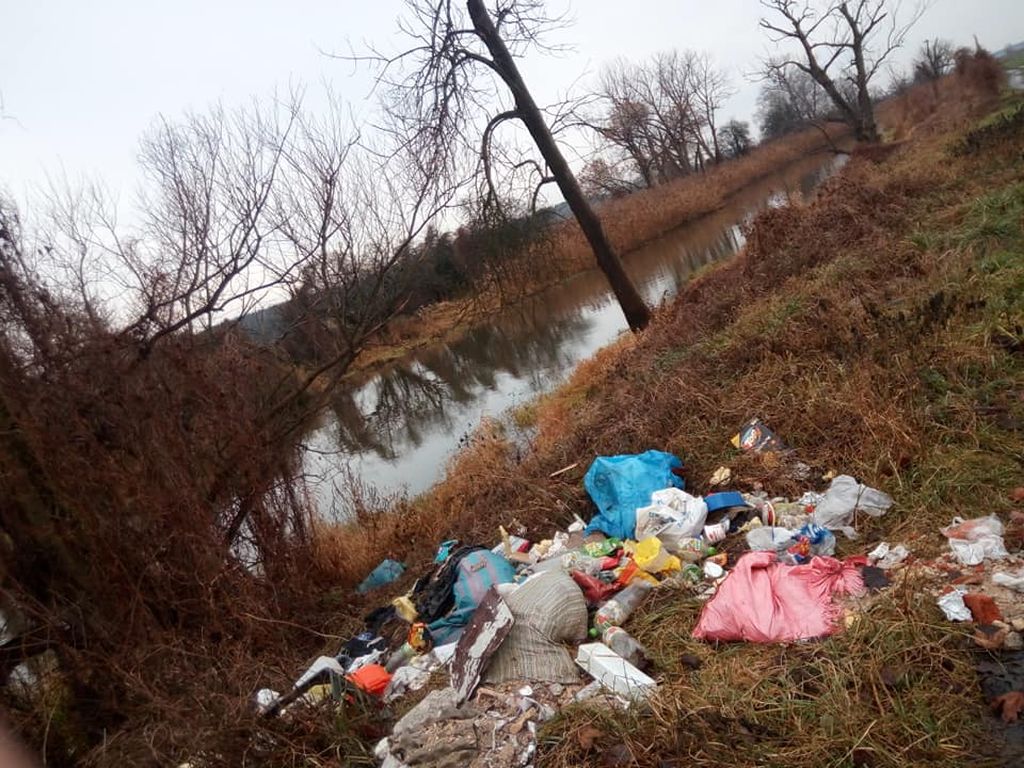 Sterty śmieci nad rzeką Prosną w Kościelnej Wsi - Zdjęcie główne