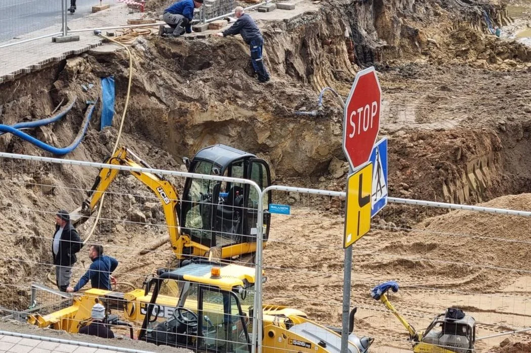 Trwa budowa nowego budynku w centrum Pleszewa. Miasto szuka chętnych na lokal usługowy [ZDJĘCIA] - Zdjęcie główne