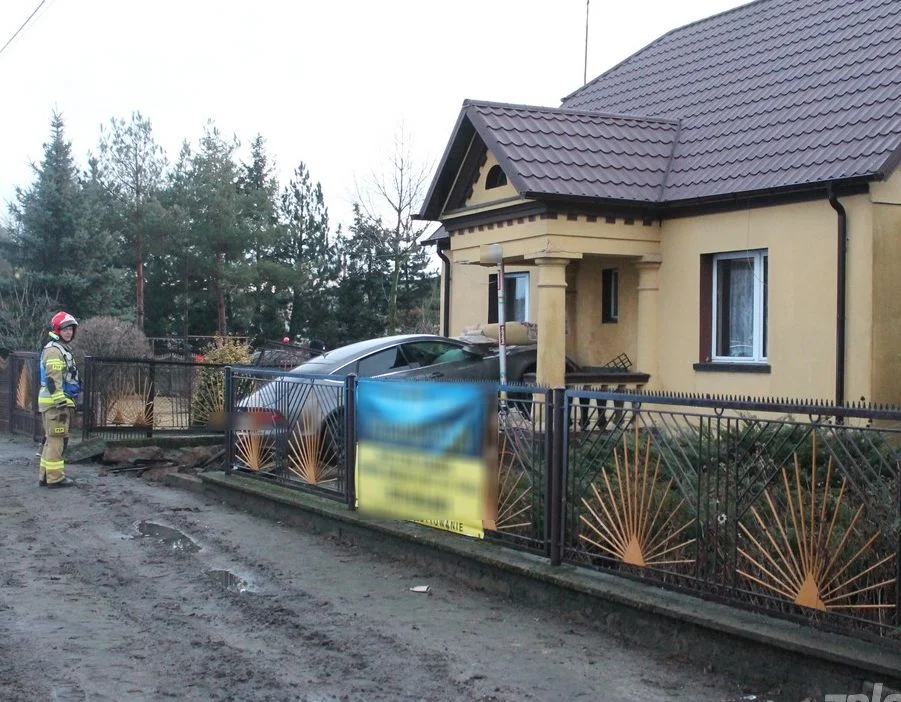2 lutego na ul. Piaski w Pleszewie doszło do groźnego zdarzenia - samochód wjechał w dom