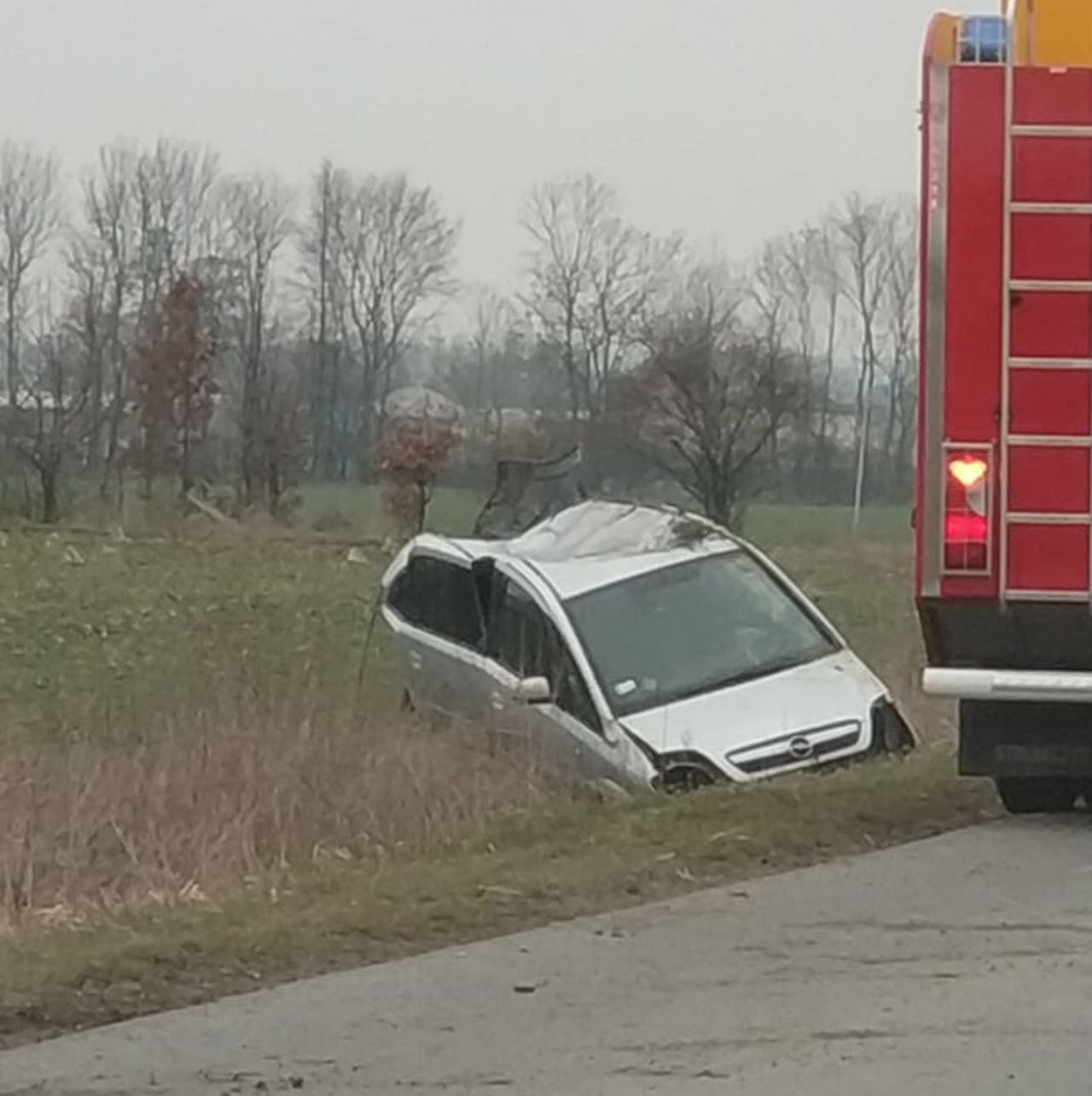 Wypadek w Fabianowie.  Auto prawdopodobnie koziołkowało i wylądowało w rowie  - Zdjęcie główne