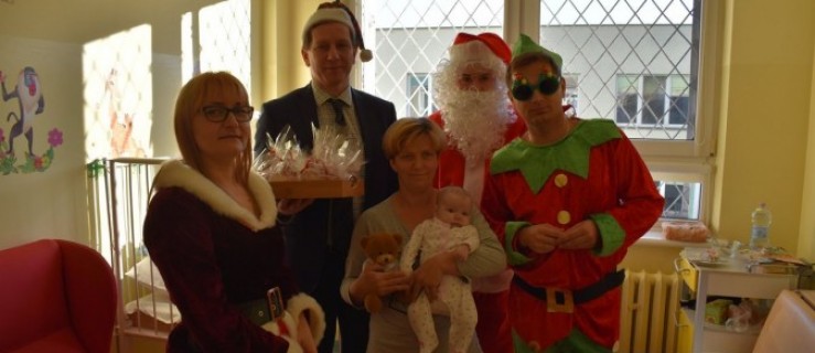 Mikołaj, elf i śnieżynka odwiedzili pacjentów i pracowników szpitala - Zdjęcie główne