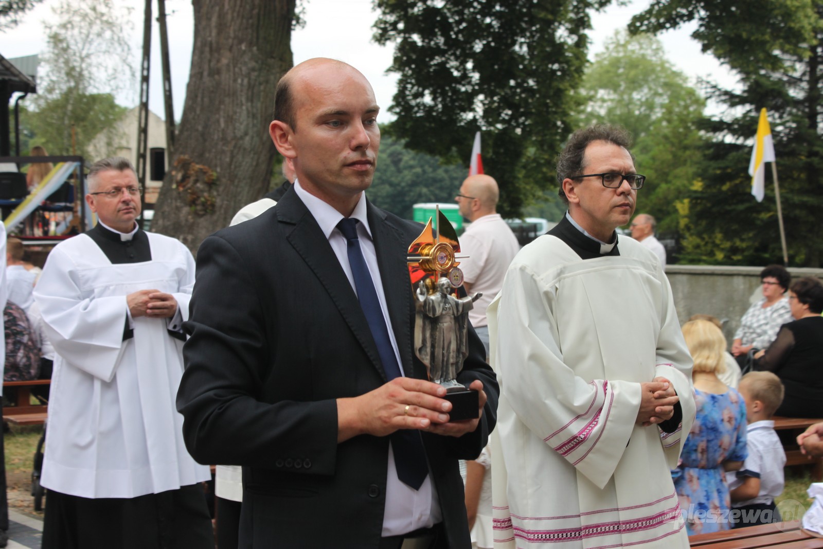 W ubiegłym roku sumie odpustowej przewodniczył ks. arcybiskup Mieczysław Mokrzycki, wieloletni papieski sekretarz, który przekazał wówczas Sanktuarium Matki Bożej Lutyńskiej relikwie św. Jana Pawła II.