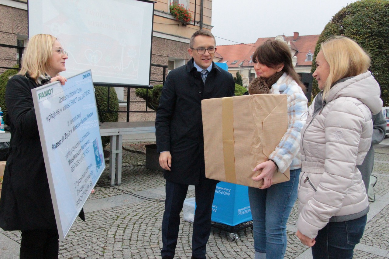 Sprzęt został przekazany mieszkańcom 18 października na pleszewskim rynku podczas Światowego Dnia Przywracania Czynności Serca.