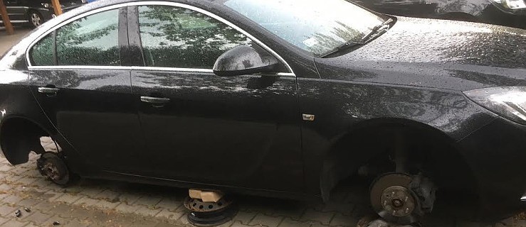 Gołuchów. Auto bez kół na parkingu... - Zdjęcie główne