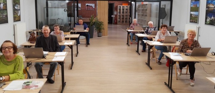 Pleszew. Seniorzy wiedzą już jak korzystać z komputera i internetu - Zdjęcie główne