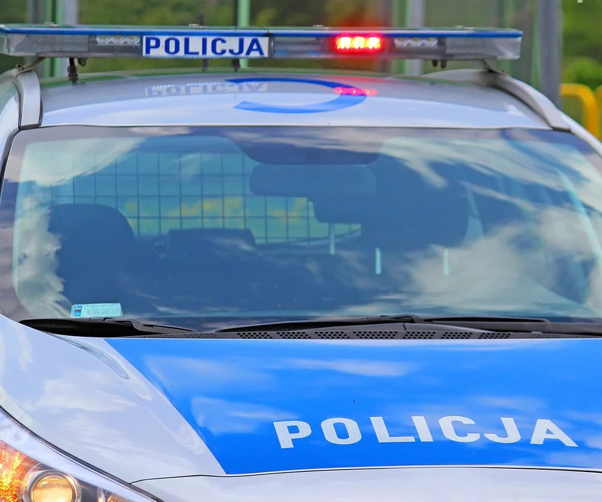 W Pleszewie 79-latek zjechał z drogi i uderzył w drzewo. Kierowca i 11-letni pasażer zostali zabrani do szpitala - Zdjęcie główne