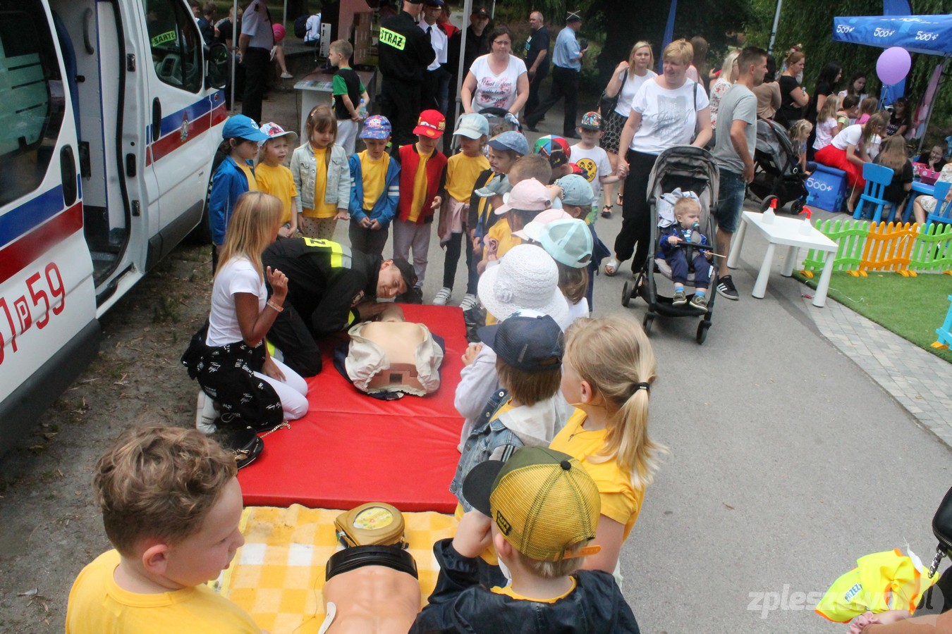 Piknik rodzinny w parku miejskim w Pleszewie