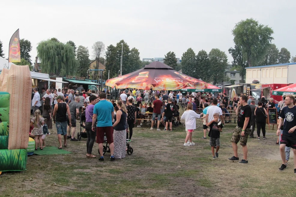 Tłumy przy food truckach w Pleszewie. Można skorzystać z nich przez cały weekend [ZDJĘCIA] - Zdjęcie główne