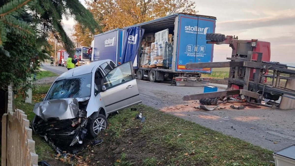 Wypadek podczas rozładunku ciężarówki w Blizanówku. Wśród poszkodowanych mieszkaniec naszego powiatu - Zdjęcie główne