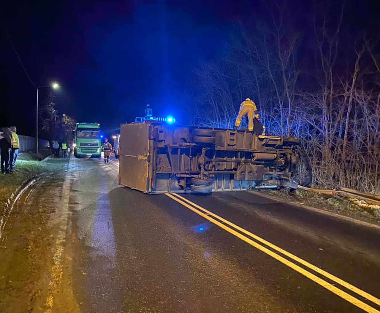 Wypadek w Kwileniu. Ciężarówka przewróciła się na drodze  - Zdjęcie główne