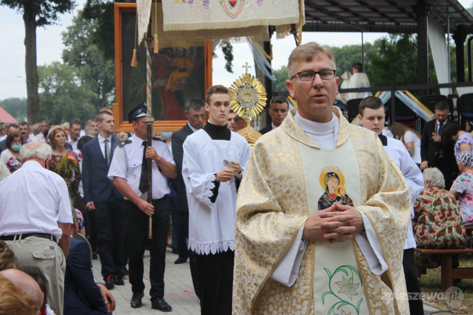 W ubiegłym roku sumie odpustowej przewodniczył ks. arcybiskup Mieczysław Mokrzycki, wieloletni papieski sekretarz, który przekazał wówczas Sanktuarium Matki Bożej Lutyńskiej relikwie św. Jana Pawła II.