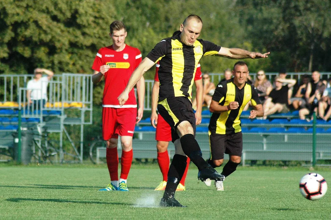 Porażka na własne życzenie. LKS prowadził 1:0, ale zszedł z boiska pokonany - Zdjęcie główne