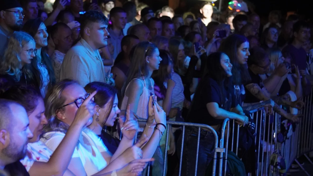 Energetyczny koncert nad zalewem. Afromental „porwał” publiczność do wspólnej zabawy