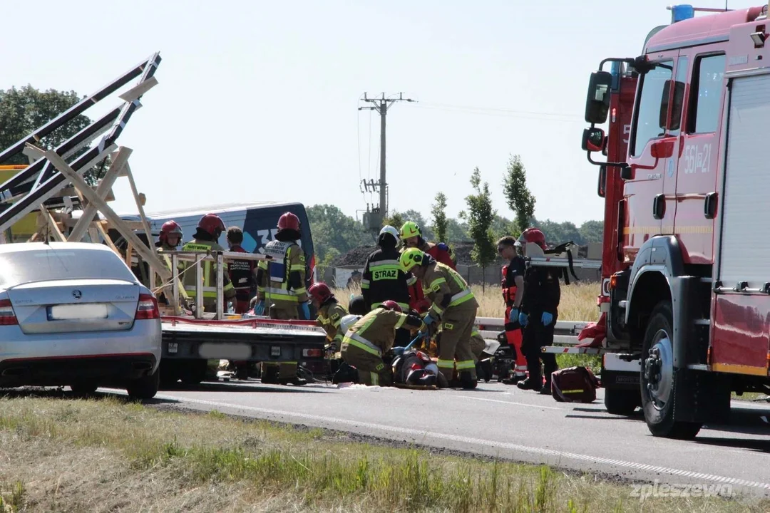 Wypadek na drodze krajowej nr 12. Zderzył się bus z lawetą - Zdjęcie główne