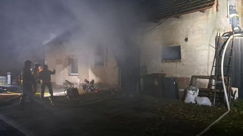 Pożar w miejscowości Trzebowa. Zagrożony był budynek mieszkalny [ZDJĘCIA] - Zdjęcie główne