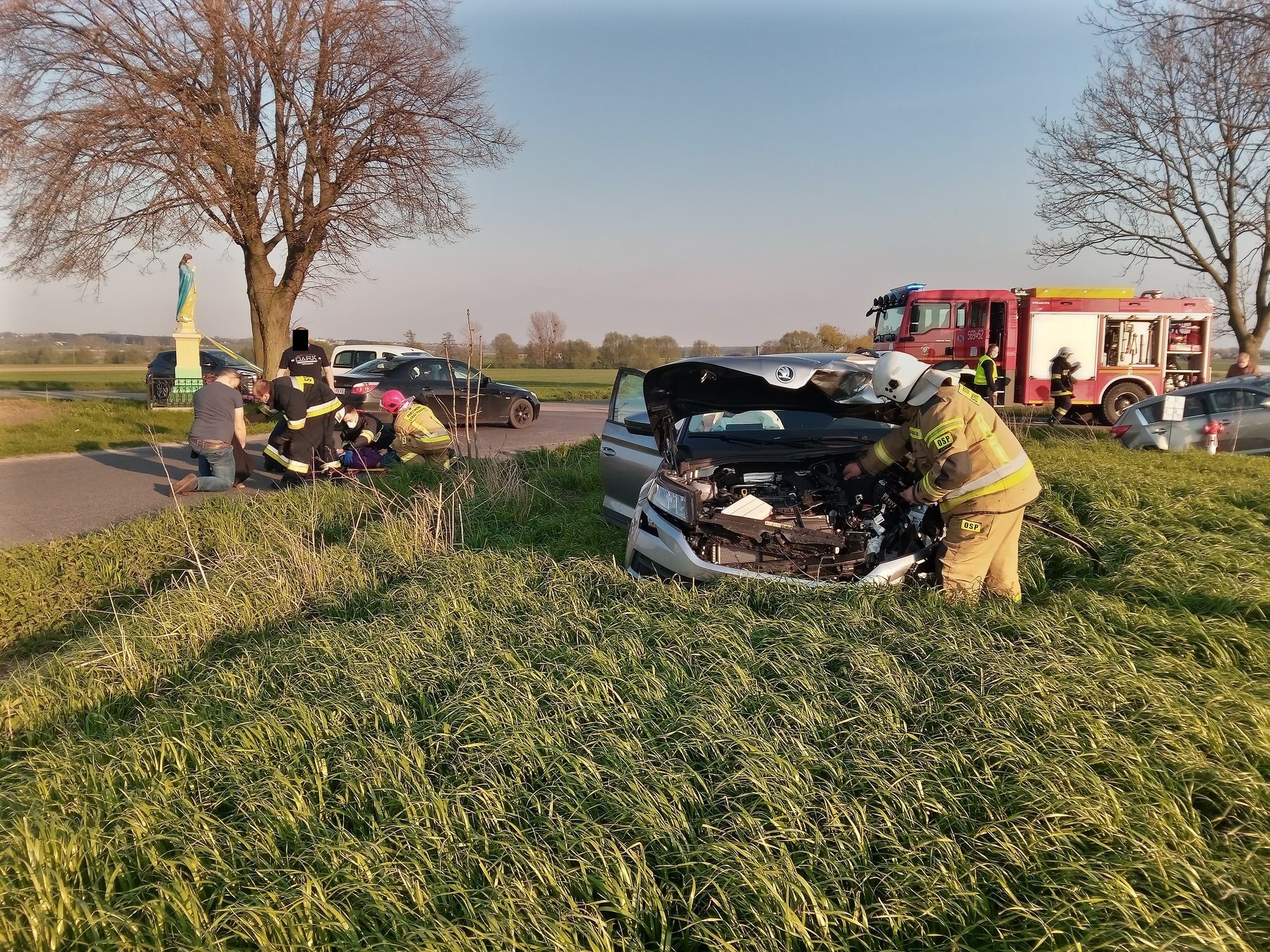 Na drodze powiatowej w gminie Gołuchów - na skrzyżowaniu z drogą Popówek-Macew-Kuchary - doszło do groźnego wypadku. Zderzyły się ze sobą kia i skoda