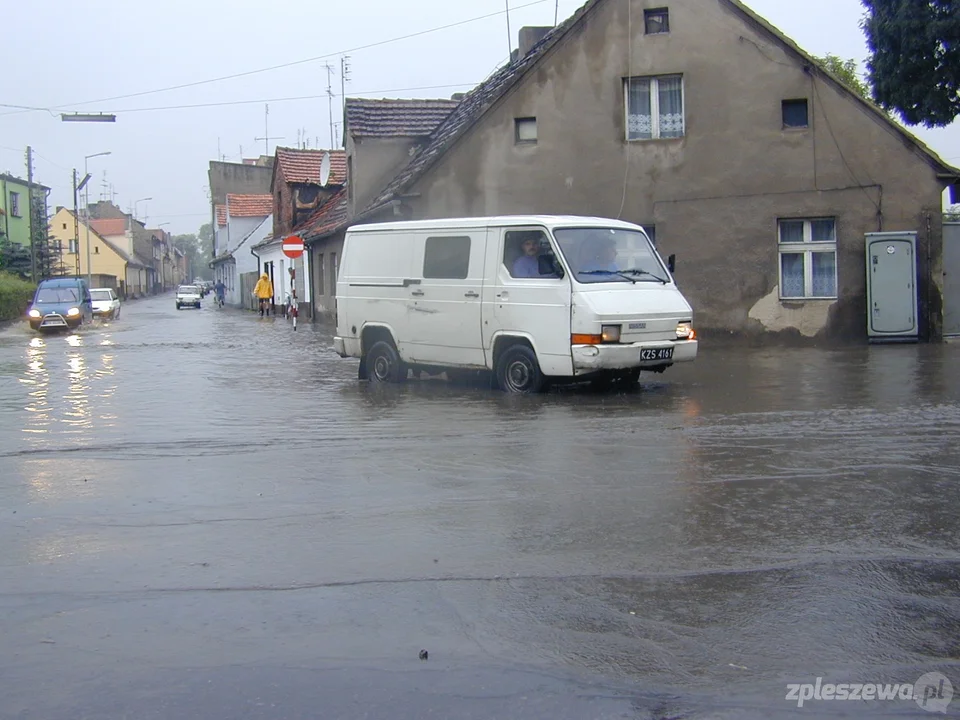 Lipiec, rok 2002. Tak wyglądały ulice w Pleszewie - po przejściu ulewy