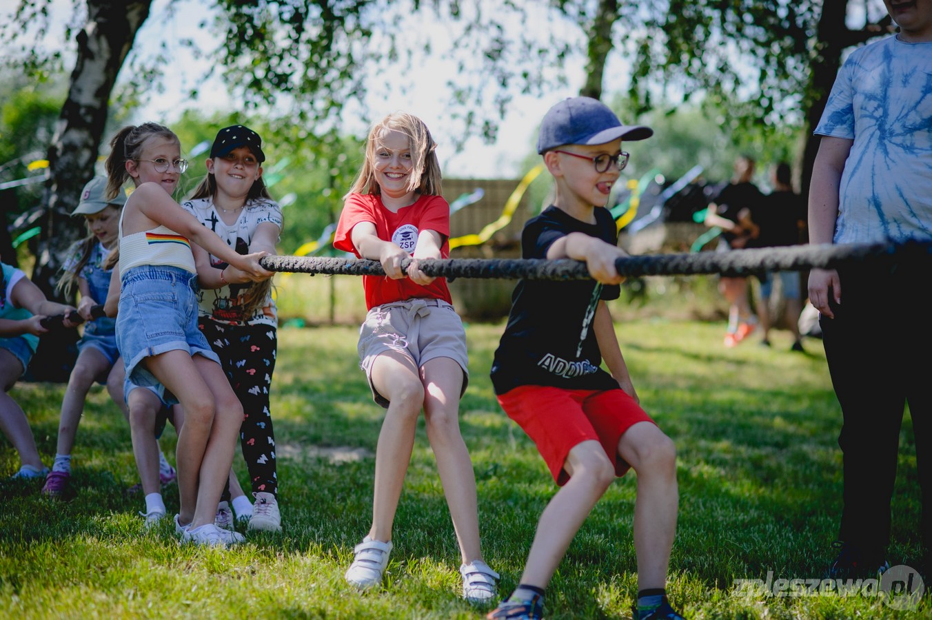 Lenartowice. Festyn charytatywny dla Basi. Szkolny Klub Wolontariatu przygotował masę atrakcji! [ZDJĘCIA] - Zdjęcie główne