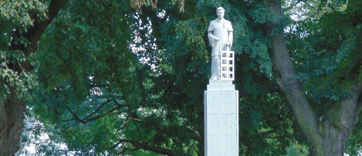 Plac zyska blask. Zaczną od figury  - Zdjęcie główne