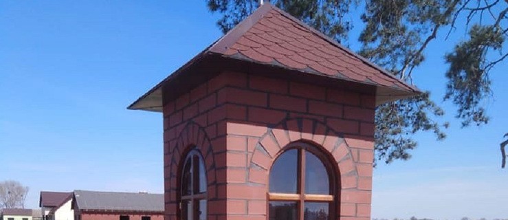 Poświęcą kapliczką - Zdjęcie główne