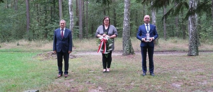 Gołuchów. Pamiętali o rocznicy. Złożyli kwiaty od pomnikami  - Zdjęcie główne