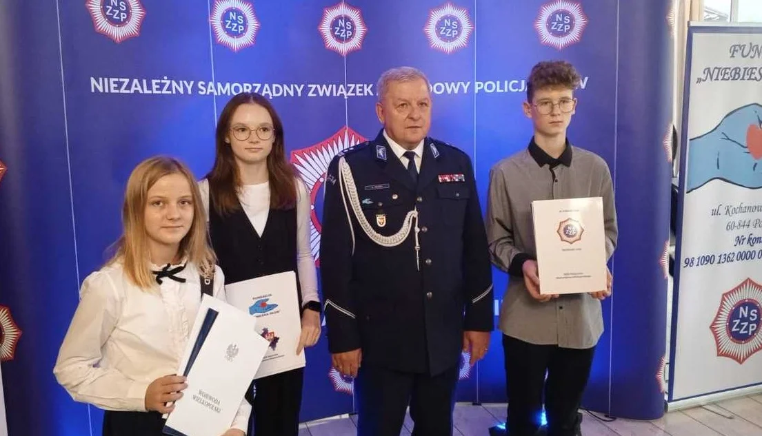 Uczniowie z powiatu pleszewskiego ze stypendiami naukowymi NSZZ Policjantów - Zdjęcie główne