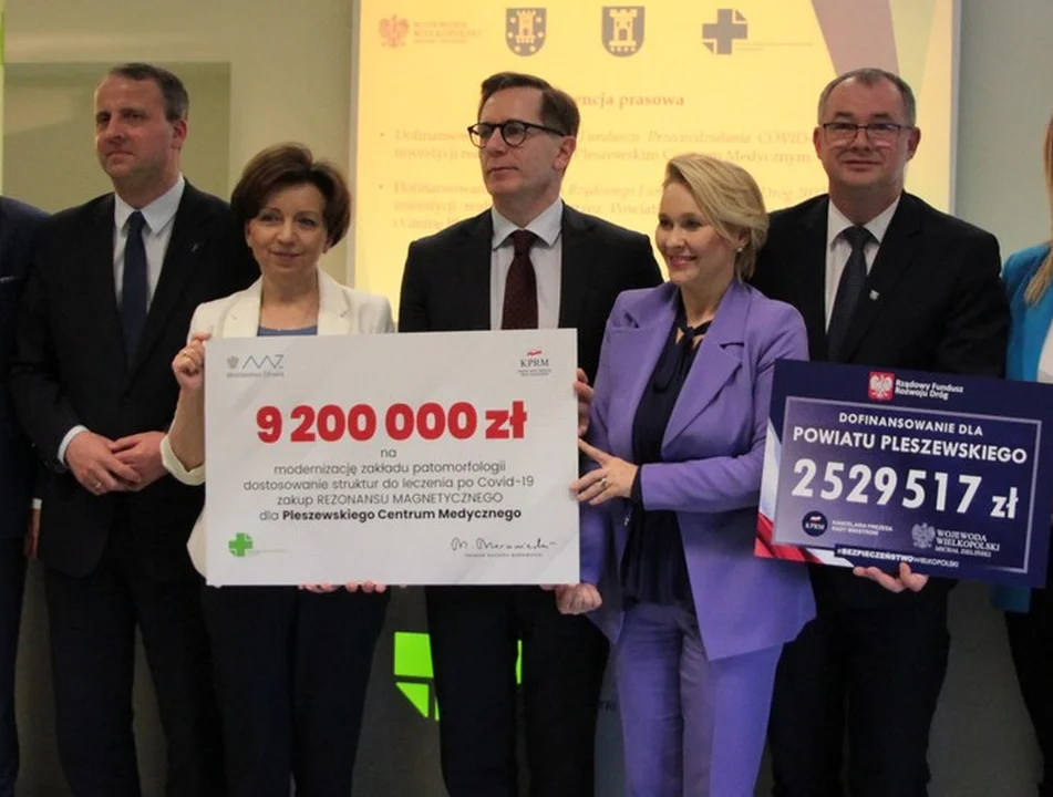 Potężne inwestycje w szpitalu w Pleszewie. Wojewoda przywiózł czeki na 9,2 mln zł [ZDJĘCIA] - Zdjęcie główne