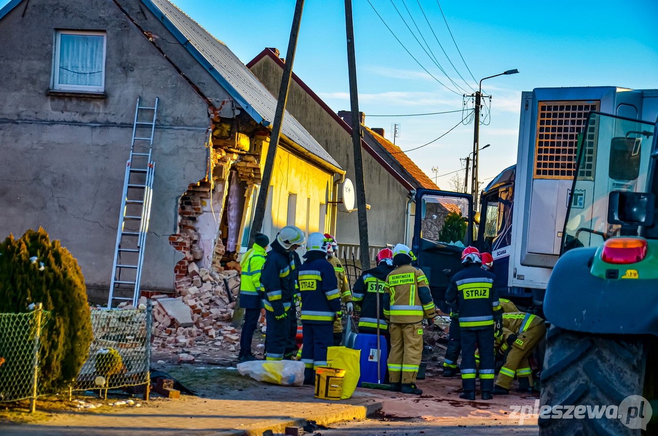 Wypadek w Fabianowie. Tir wjechał w dom  - Zdjęcie główne