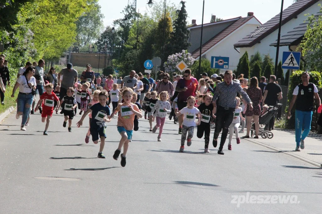 Tak biegały dzieci i młodzież podczas I Biegu o Puchar Burmistrza Gminy Dobrzyca [ZDJĘCIA] - Zdjęcie główne