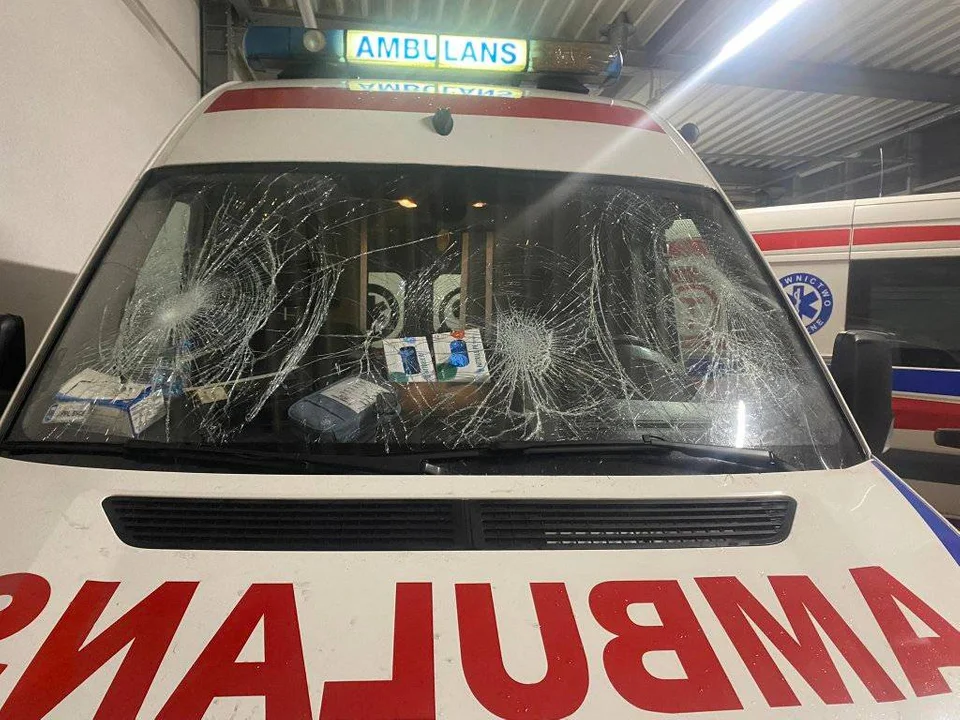 Pacjent uszkodził karetkę pleszewskiego szpitala. Zaatakował też ratownika medycznego i policjanta - Zdjęcie główne