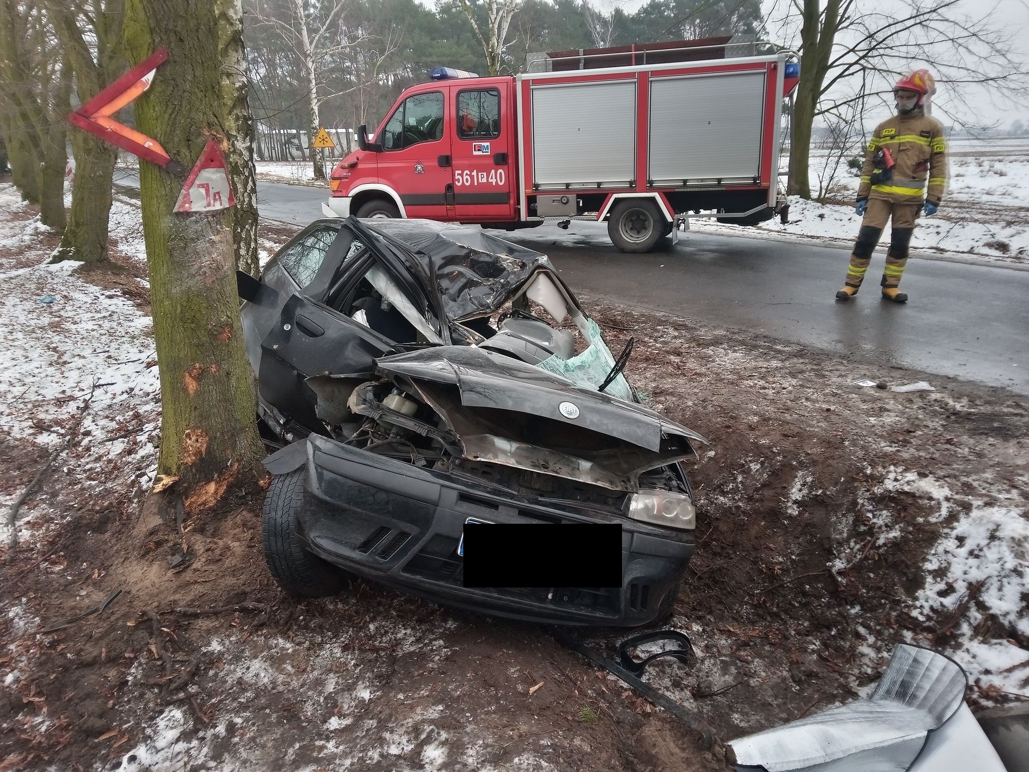 Gmina Chocz. Wypadek. Samochód uderzył w drzewo - Zdjęcie główne