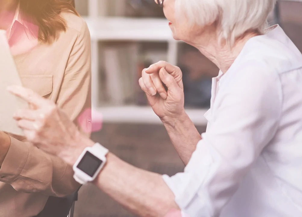 W Pleszewie seniorzy mogą dostać opaski ratujące życie. Trwa nabór do Teleopieki - Zdjęcie główne