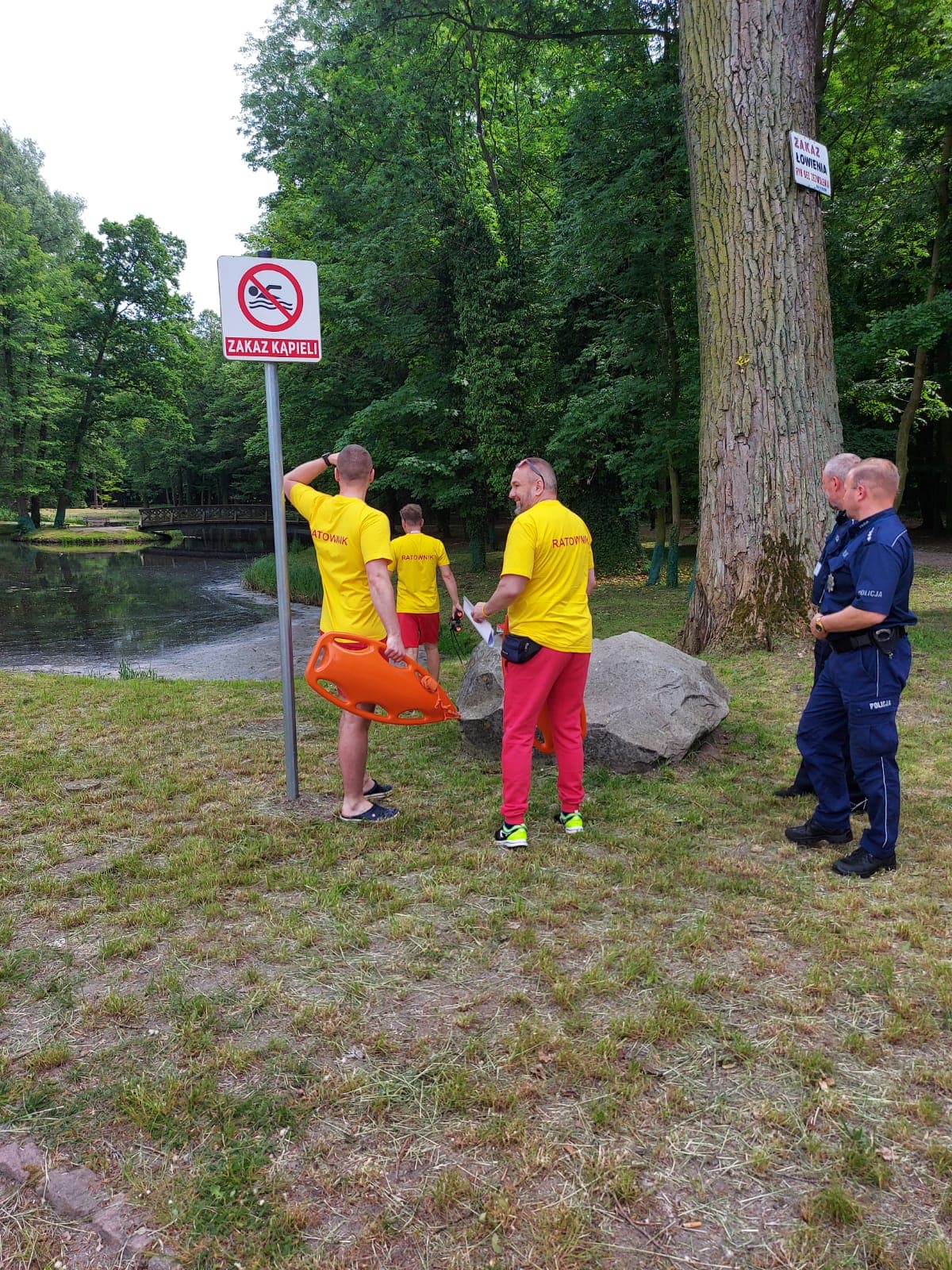 Służby sprawdzały okolice zbiorników wodnych. 