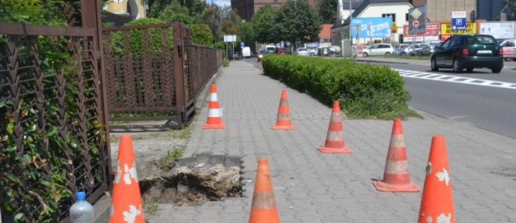 Na ul. Sienkiewicza w Pleszewie zapadła się część chodnika - Zdjęcie główne