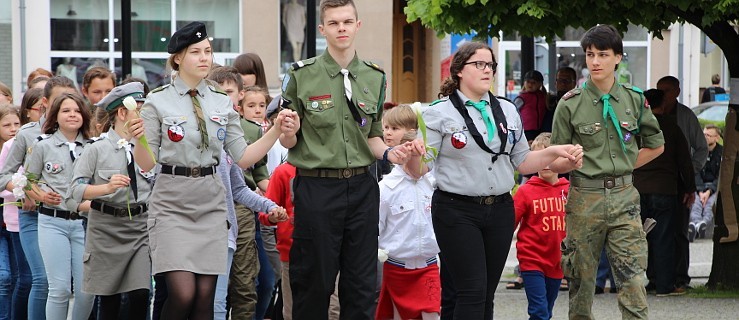 Dzień Flagi. Harcerze zatańczyli poloneza na rynku [FOTO] - Zdjęcie główne