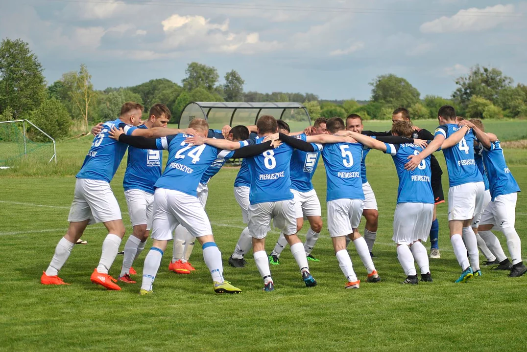 Niespodzianka w Pieruszycach. Zadecydował gol w doliczonym czasie [ZDJĘCIA] - Zdjęcie główne