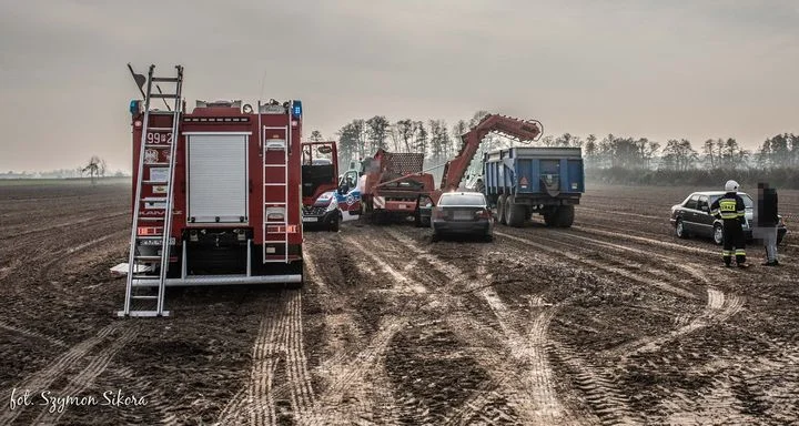 Wypadek na polu. Rolnik próbował odblokować maszynę. Doszło do tragedii [ZDJĘCIA] - Zdjęcie główne