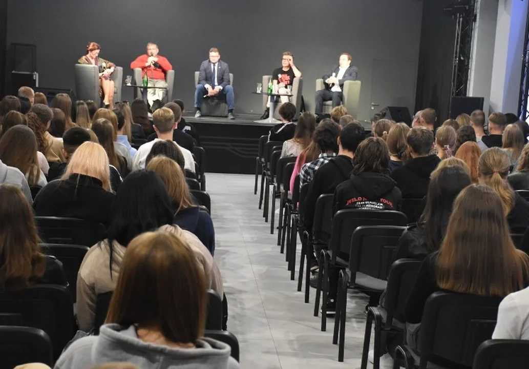 Burza medialna po projekcji filmu „Sędziowie pod Presją” w Pleszewie. Poseł PiS zlecił kontrolę, kuratorium weszło do szkół - Zdjęcie główne