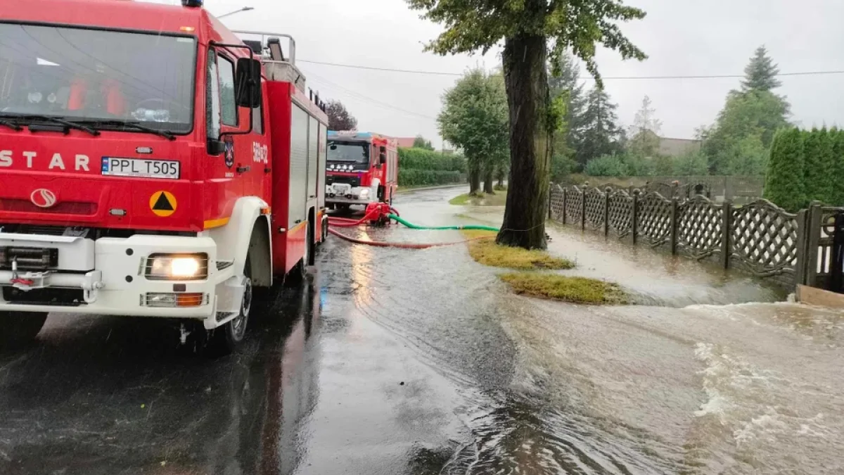 Ponowne zalania w powiecie pleszewskim. Strażacy interweniowali już w gminach Gołuchów i Pleszew - Zdjęcie główne