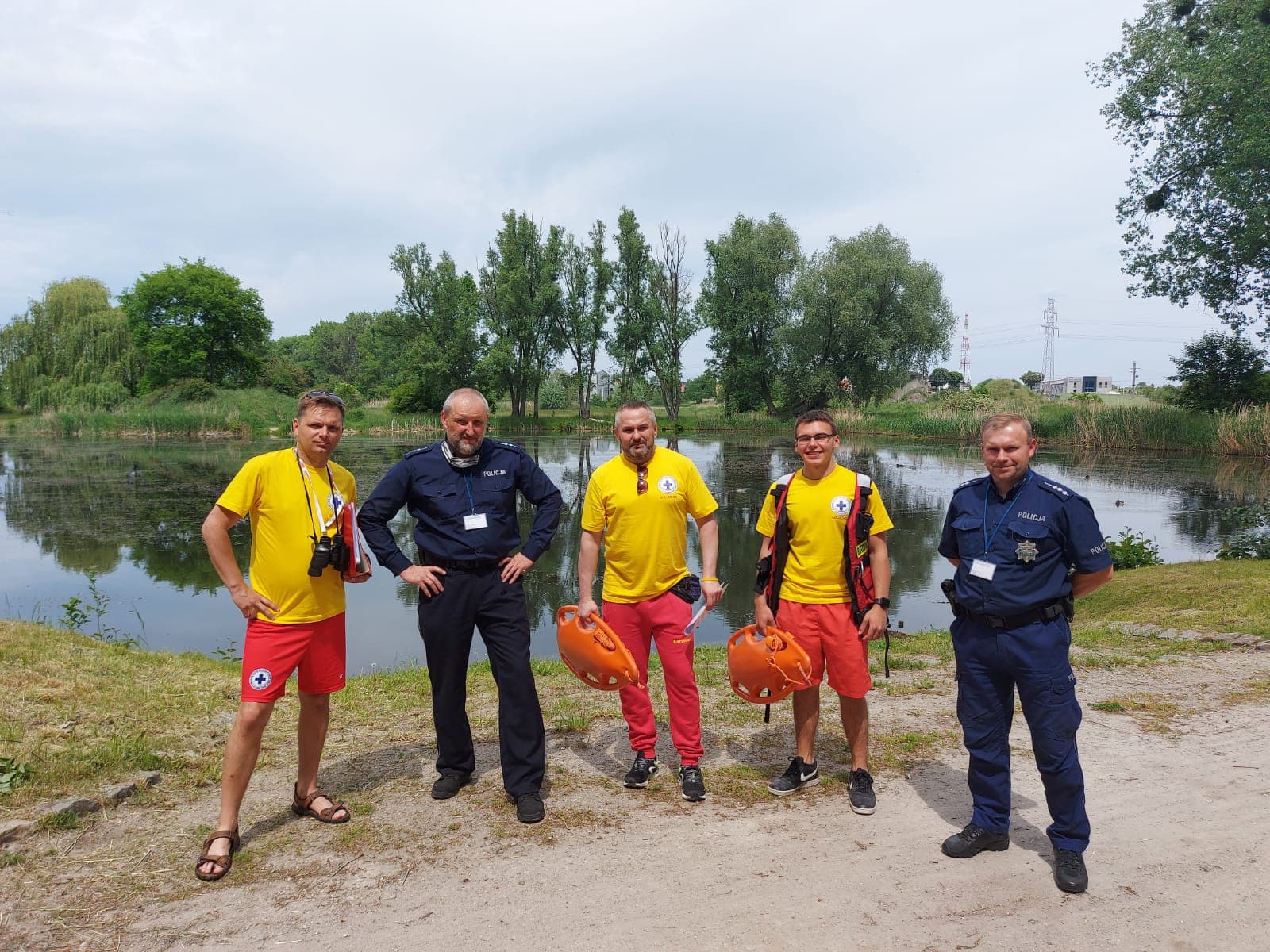 Służby sprawdzały okolice zbiorników wodnych. 