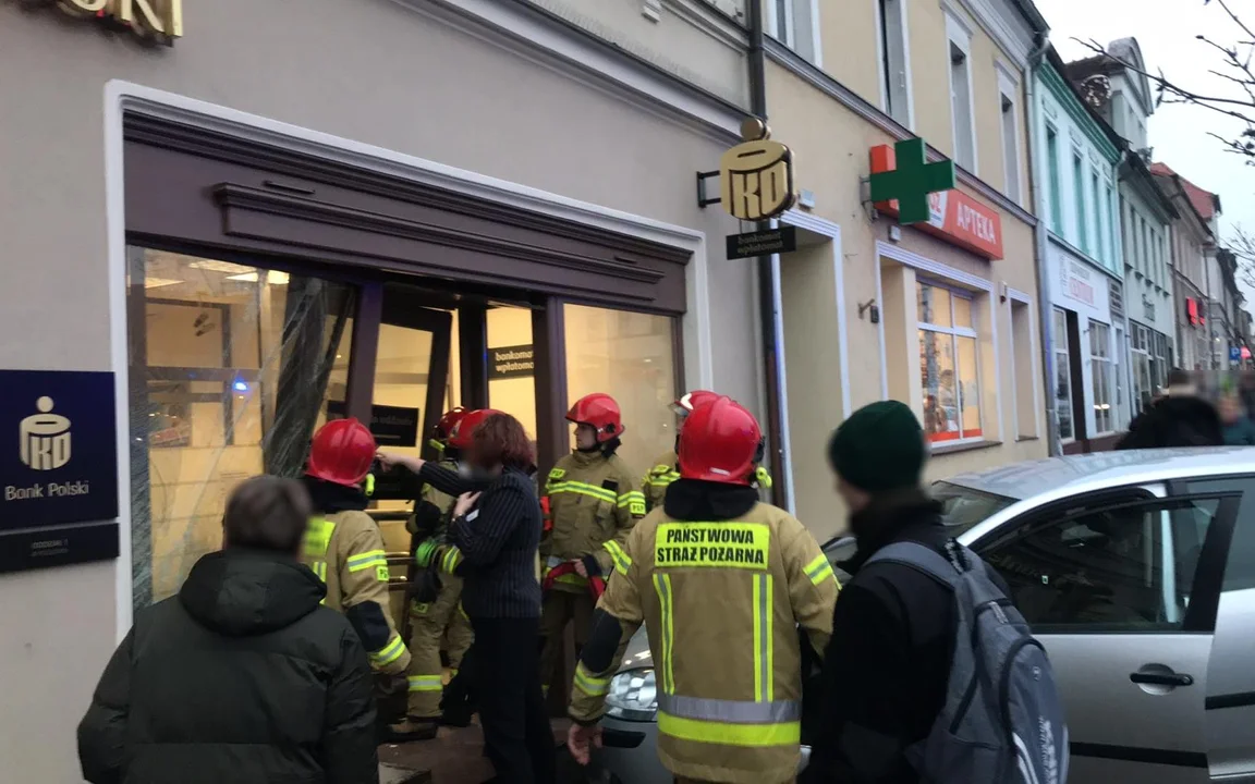 Policja podaje ustalenia w sprawie uderzenia auta w budynek banku na rynku w Pleszewie [ZDJĘCIA] - Zdjęcie główne