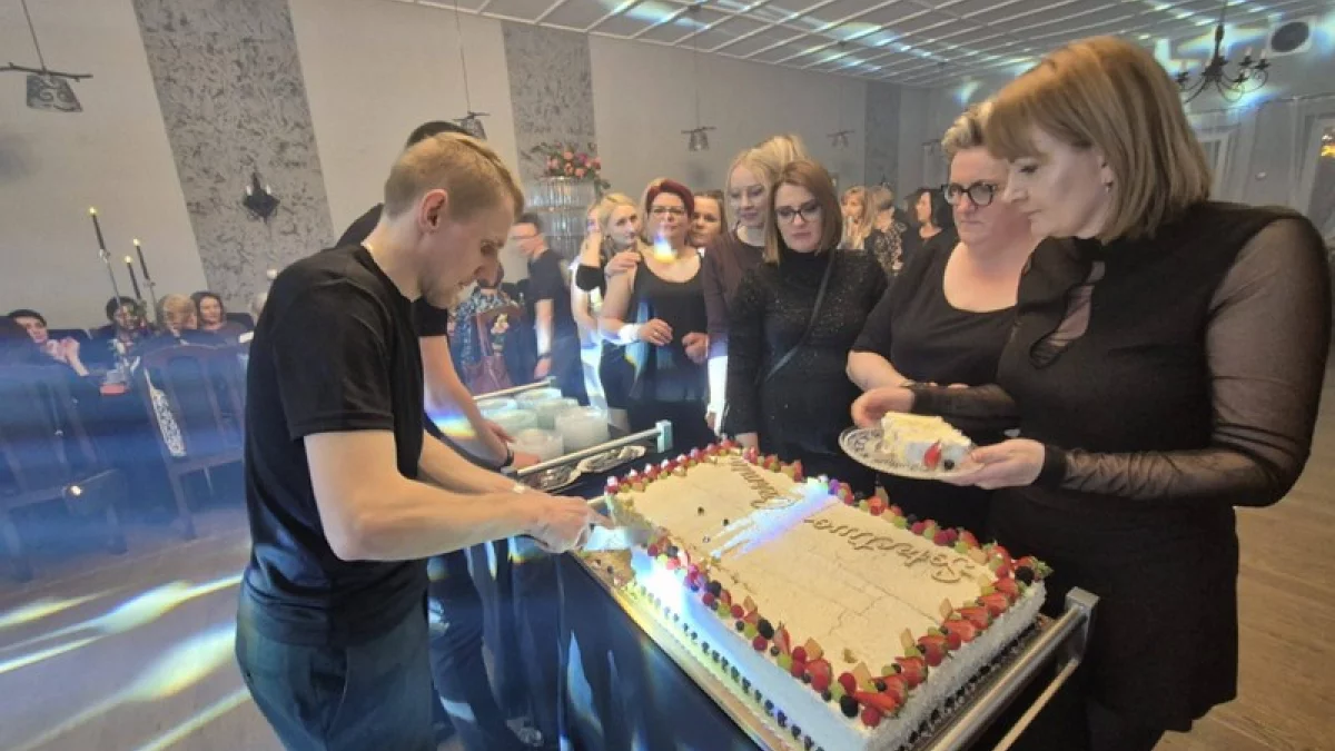 Wyjątkowy Dzień Kobiet w Czerminie. Panie świętowały, sołeccy mężczyźni obsługiwali [ZDJĘCIA]