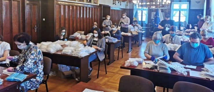 Pleszew. Koronawirus. Roznieśli ponad 26 tys. maseczek. Wielu wciąż jednak nie dostało… Dlaczego? - Zdjęcie główne