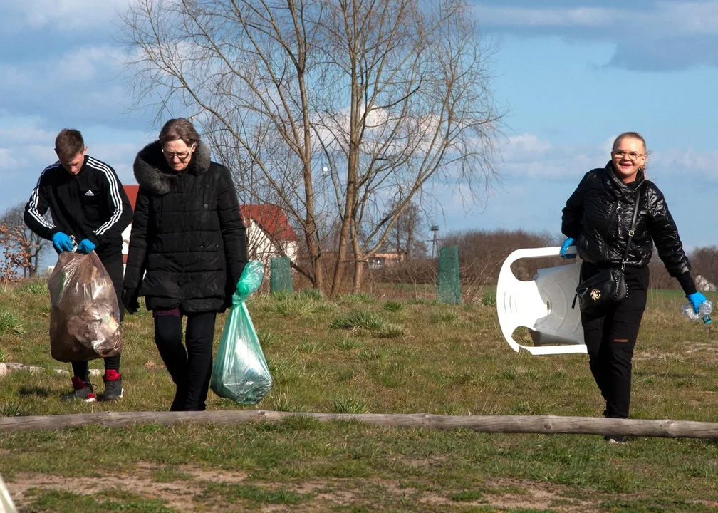  W Choczu zebrali kilkanaście worków śmieci [ZDJĘCIA] - Zdjęcie główne