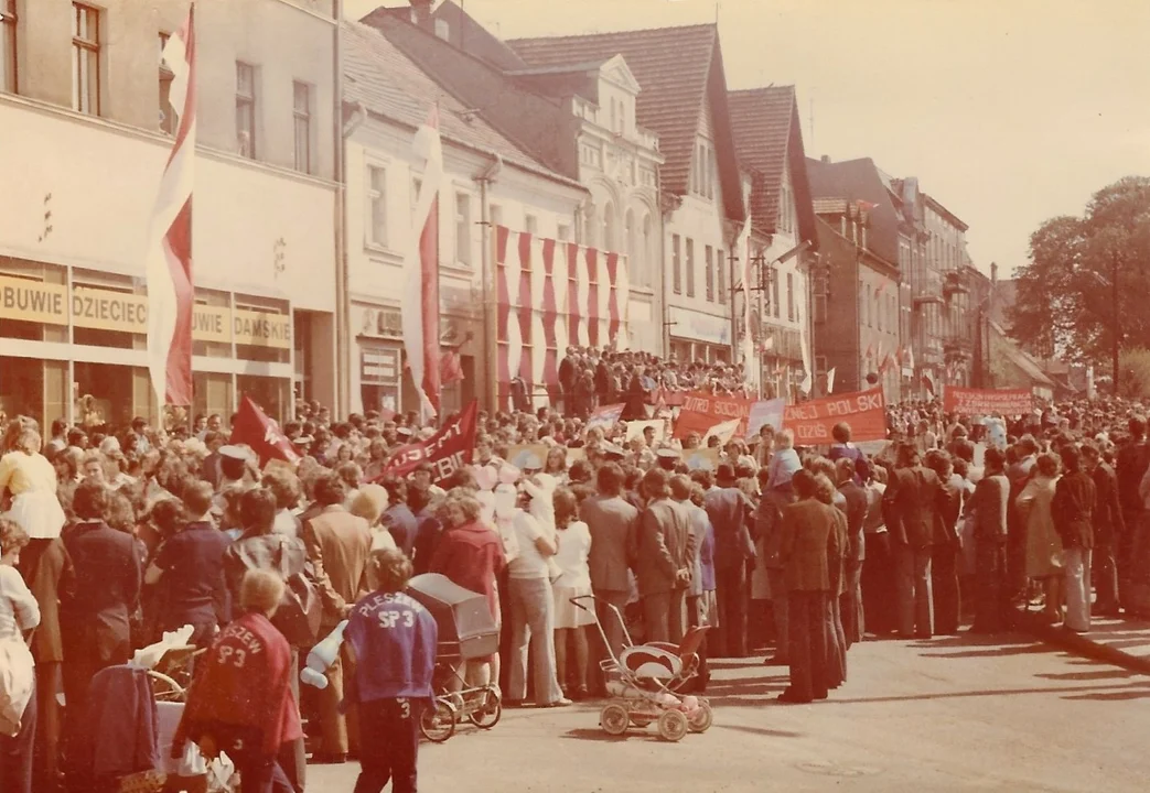 "Niech się święci 1 maja!" Jak wyglądały pochody w Pleszewie? [ZDJĘCIA] - Zdjęcie główne