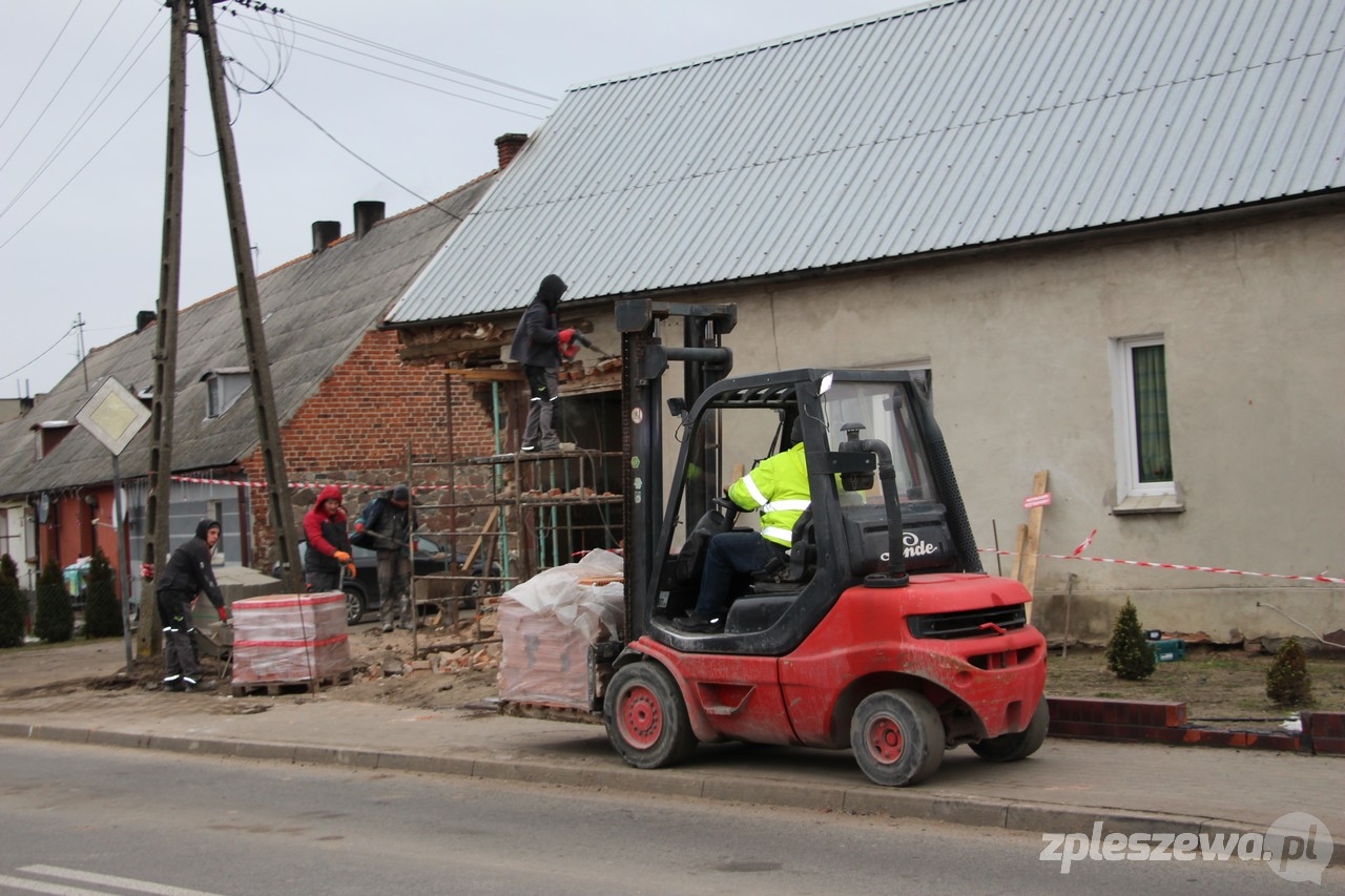 Tir uszkodził narożnik budynku