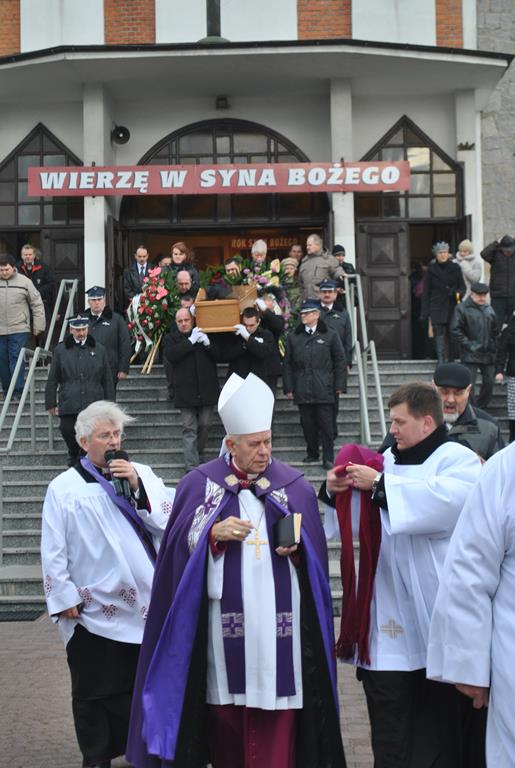 Pleszewianie pożegnali ks. kan. Maciołka [Zdjęcia] - Zdjęcie główne