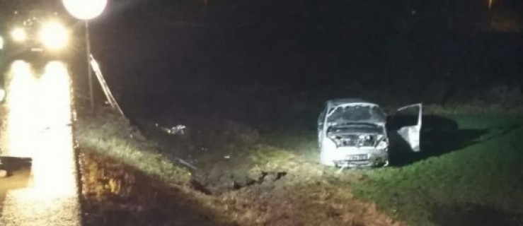 Auto uderzyło w wysepkę i dachowało. Kobiety nie udało się uratować  - Zdjęcie główne