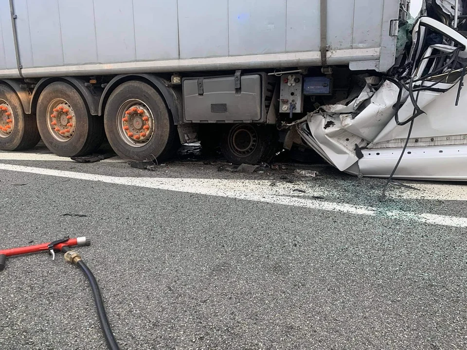 Trzy osoby zginęły w tragicznym wypadku na autostradzie A2. Mercedes uderzył w naczepę 
